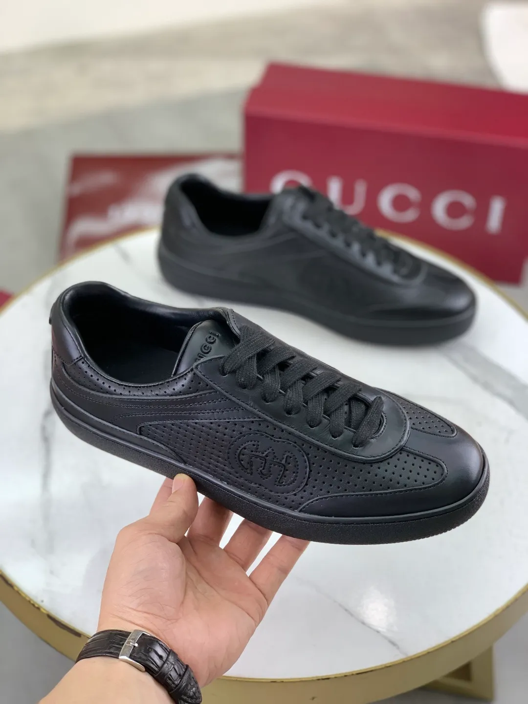 Men's shoes 💰P562 New GUCCI classic design moral training element catwalk model, matching version of top quality moral training shoes for men and women. Epoxy logo process is concave and convex, matching oil edge technology, punched cowhide cloth surface, suede cowhide surface splicing, breathable and not stuffy, the original overlasted shoe model is comfortable on the feet.  Fabric: Matched leather + cloth + mesh Lining: Water-dyed sheepskin Foot: Water-dyed sheepskin Outsole: Original molded TP matching environmentally friendly material Packaging: Top counter full set of packaging Female 35-42 (Female 41.42. Customized) Male 39-46 (46 customized)
